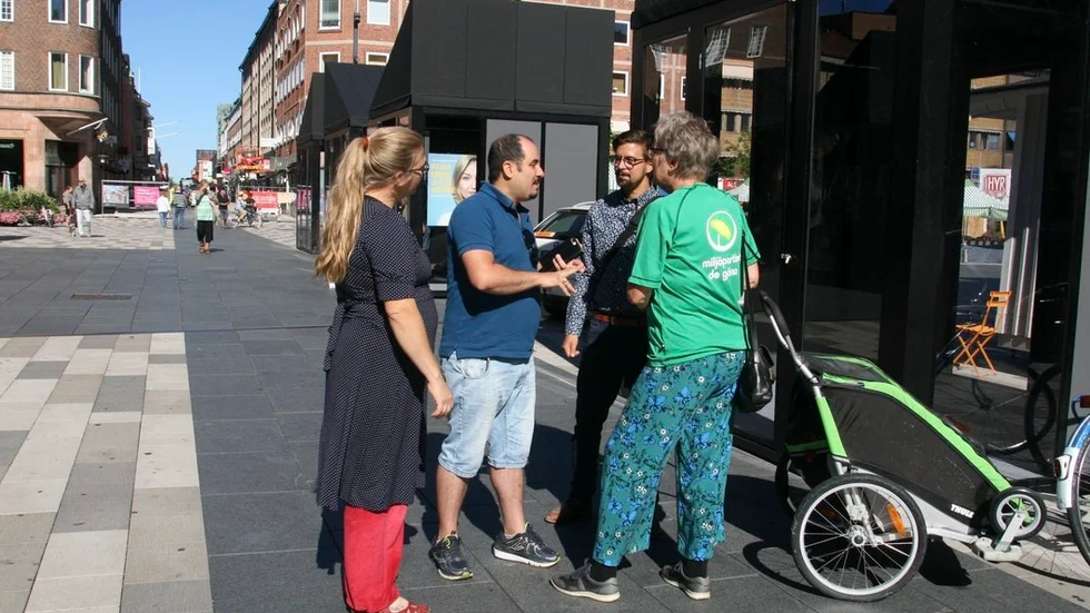 Nina Hedenfeldt (MP) diskuterar politik med Haidar Alkamisi tillsammans med Linus Lakso (MP) och Eva Johansson (MP) på Fristadstorget i Eskilstuna.