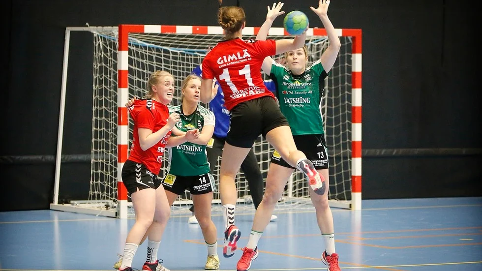 Joline Jakobsson i Guif testar skottlyckan mot Kungälv under söndagens match.