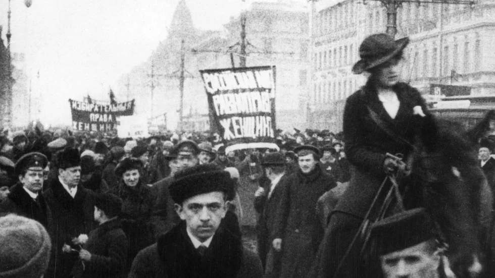 Den 8 mars (den 23 februari enligt den ryska kalendern) marscherade kvinnor genom Petrograd för att demonstrera. Många män anslöt sig till demonstrationen som var startskottet till Februarirevolutionen.