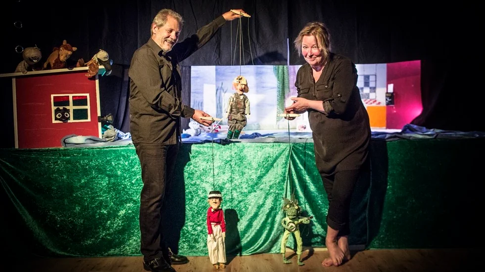 Janne och Anne Öster (på bild) är aktiva inom kommuns kulturliv, de sitter båda i styrelsen till Fridals teaterförening och driver därutöver Teater Klämman AB.