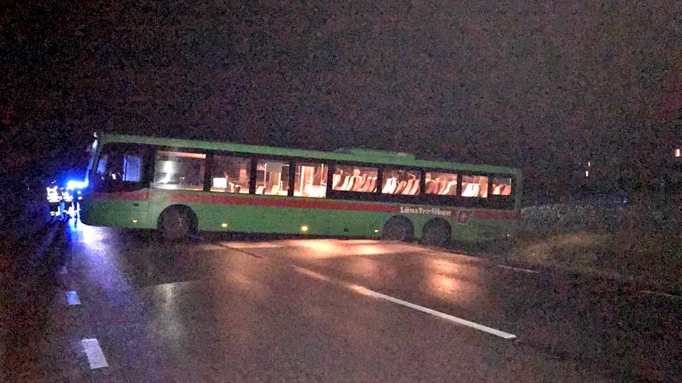 Busschauffören väjde för vilt och blev stående tvärs över väg 214.