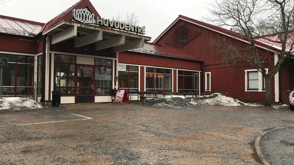 Den 30-åring som anhölls natten till onsdagens släpptes i går halv fyra på eftermiddagen. Mannen anhölls med misstanke om att ha bombhotat Malmköpings vårdcentral.