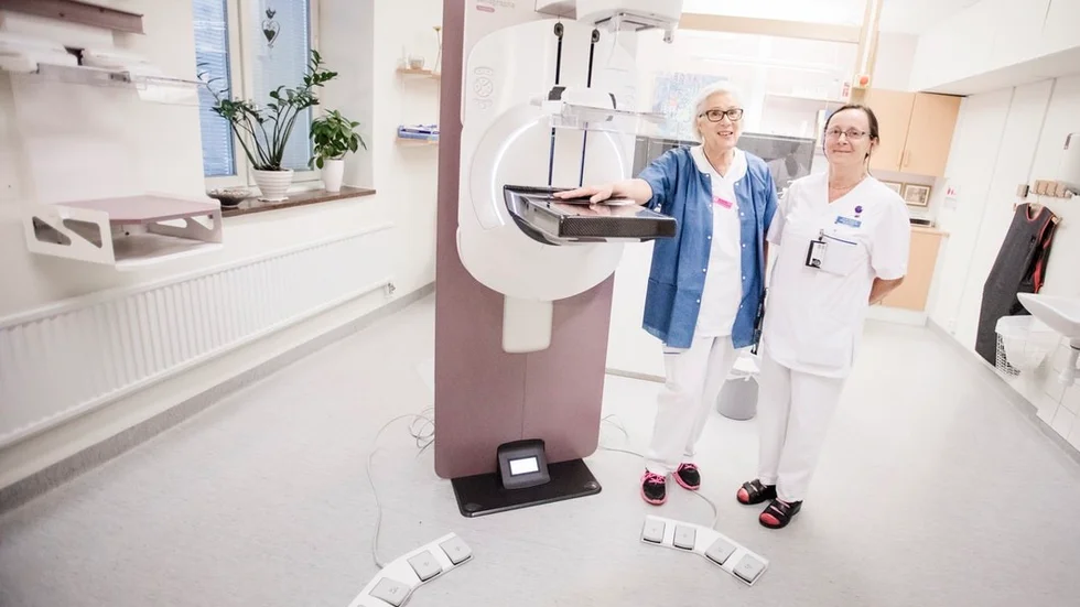 Jeneth Rinderud (mörkt hår)  och Jeanette Durider (ljust hår). . Sköterskor på mammografi i Katrineholm.