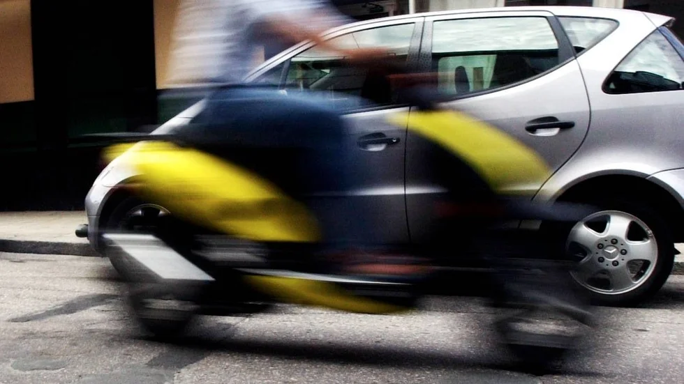 – Killarna och tjejerna måste vara lite mer vakna och inse att det kan finnas dumma människor som vill trycka till en med bil – om det nu inte bara var en olycka? säger pappan till den pojke som i onsdags skadades i en krock med en bil som försvann från platsen. Bilden är från ett annat sammanhang.
