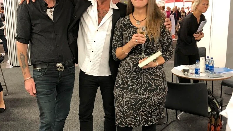 Klas-Göran Bäck tillsammans med sin hustru och vigselförrättaren och författaren Björn Ranelid.