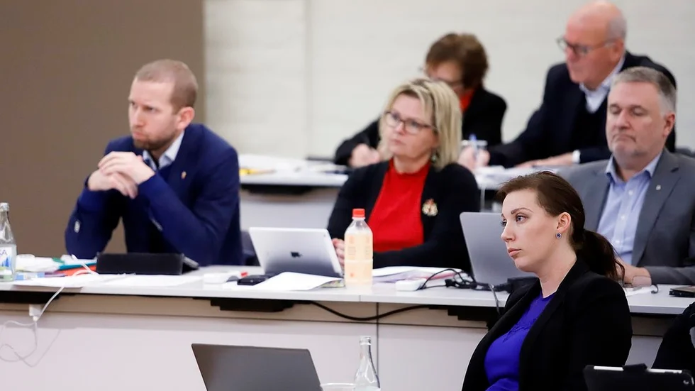 Maria Antropowa Ehrnfelt (M), ordförande i barn- och utbildningsnämnden, fotograferad på kommunfullmäktiges sammanträde den 18 december. Bakom henne syns bland annat kommunalråden Jacob Högfeldt (M) och Monica Lindell Rylén (S).