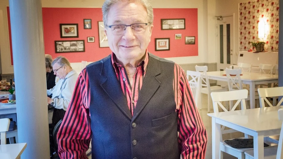 Lill-Roffa fyller 80 år måndagen den 8 januari. Här, på Annagårdens lunchrestaurang, är han varje lunch sedan över tio år tillbaka. Han går mest hit för att träffa folk, även om maten är bra.