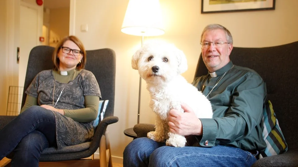 Minna Johansson och Ulf Klingowström är diakoner i Strängnäs domkyrkoförsamling med Aspö. På tisdagsförmiddagar har de drop in i Lilla stugan för alla som vill ta en kopp kaffe och kanske prata en stund.