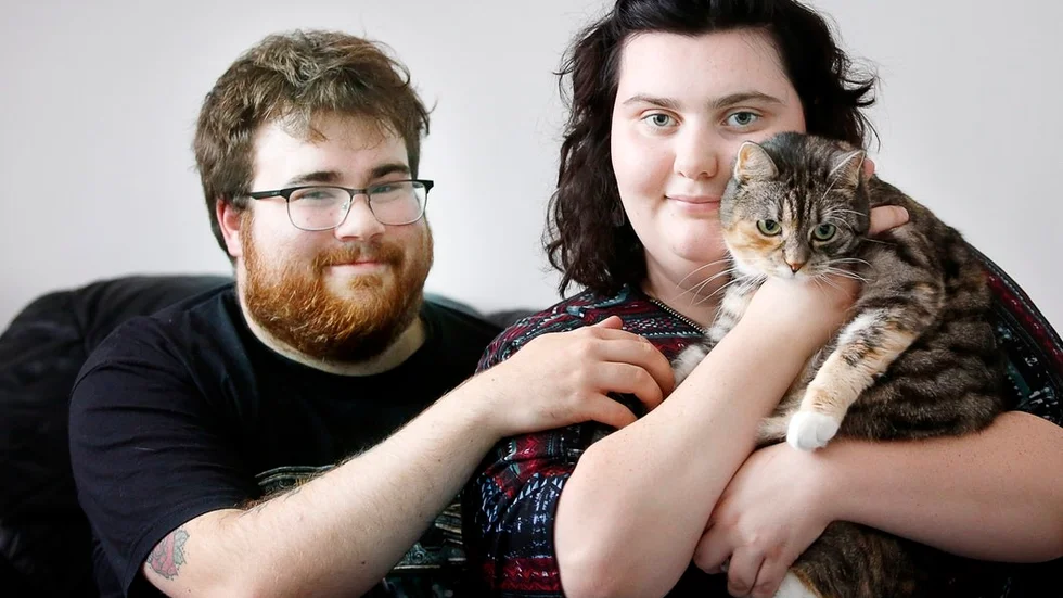 Andreas Andersson och Emma Kristina Schröder har båda ansökt om att få byta namn. Katten Nova får dock behålla sitt.