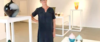 Hon tar emot vad glaset ger