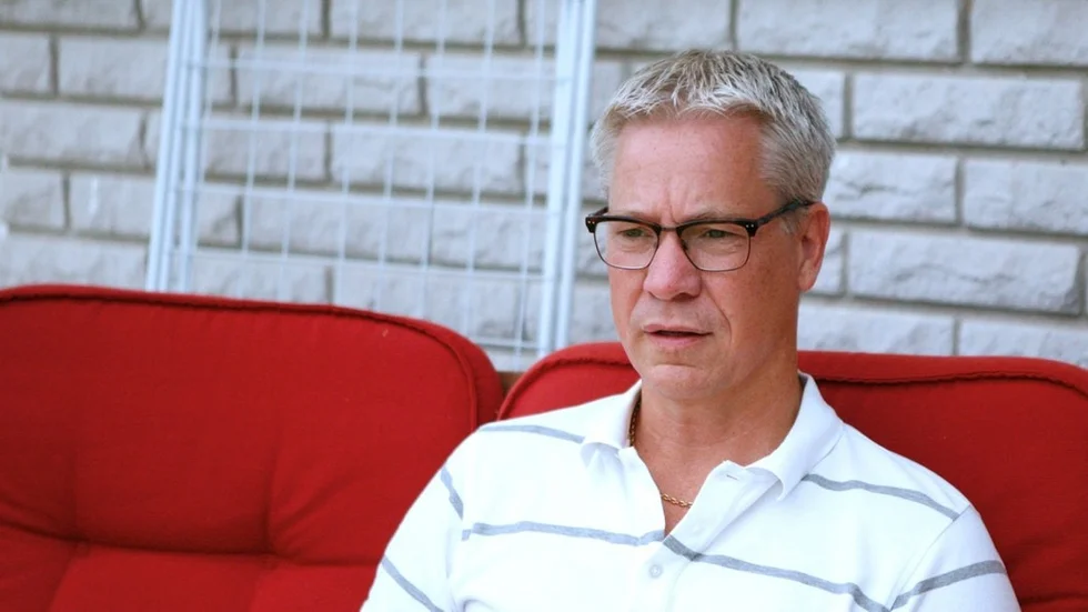 S-politikern Robert Skoglund skäms just nu över att vara politiker i Vingåker.