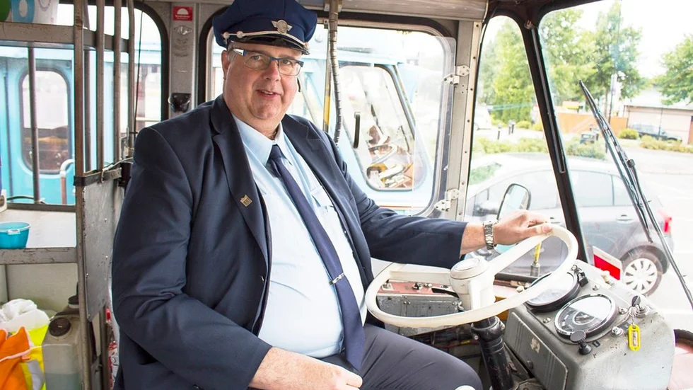 Tommy Silo bakom ratten på en Scania, från 1967. Precis som flera bussar under träffen så är den tillverkad i Katrineholm.
