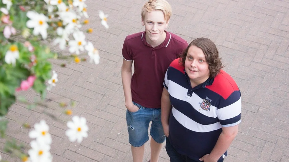Oliwer Carpman och Daniel Karlsson ser fram emot premiären av årets ungdomsrevy. "Inte helt 100" har premiär den 6 oktober.