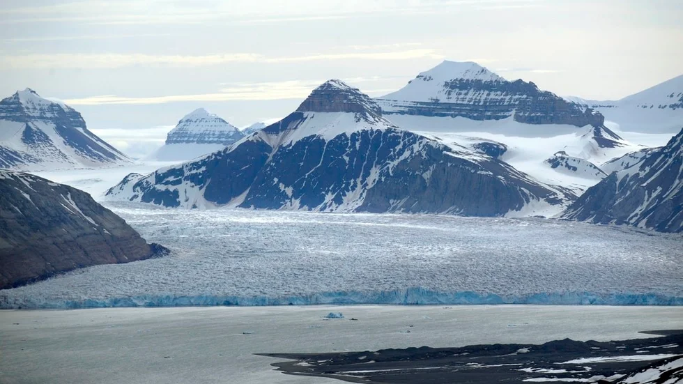 Vad händer med jordklotets totala mängd färskvatten den dag all is, snö och permafrost smälter om detta sker någon gång om hundra år eller två, frågar sig insändarskribenten. FOTO: FREDRIK SANDBERG / TT