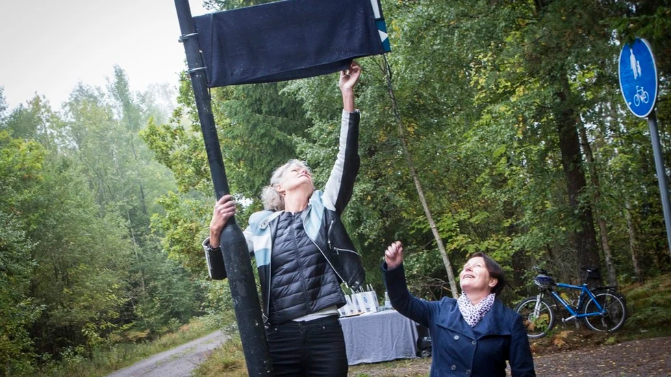 Cecilia Björk och Anneli Hedberg namngav officiellt Bies gång- och cykelväg.
