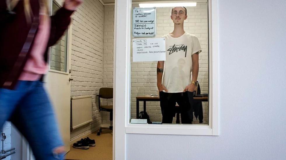 Skolvärden Fredrik Sundqvist står i sitt kontor precis innanför huvudentrén till Järvenhallen. "Här ifrån ser jag vilka som kommer in i lokalen", säger han.