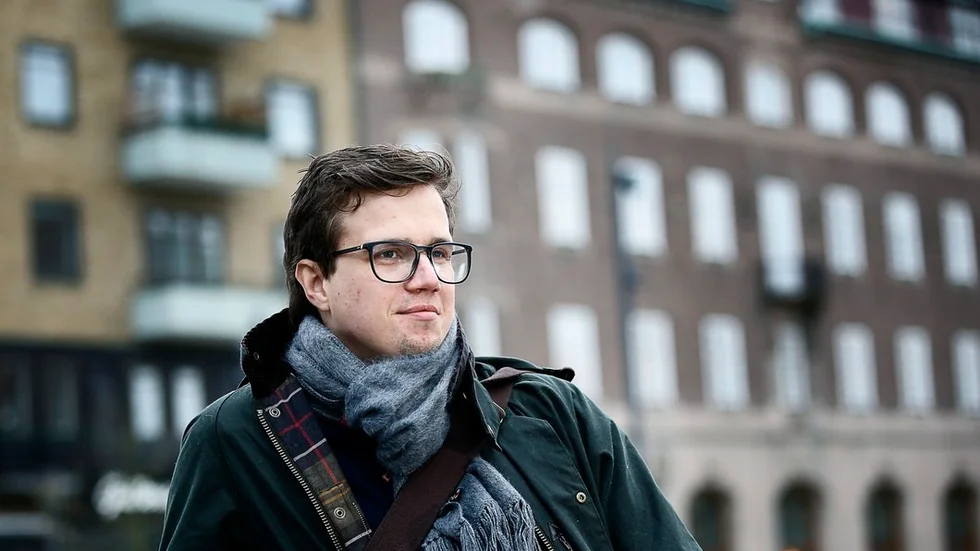 Hyresgästföreningen i Eskilstuna är kritisk till majoritetens beslut att Kommunfastigheters vinst går till kommunens kassa för bostadssociala ändamål.Hyresgästerna extrabeskattas med nästan 3000 kronor per lägenhet och år, säger Fredrik Malmberg, förhandlingsledare hos Hyresgästföreningen.