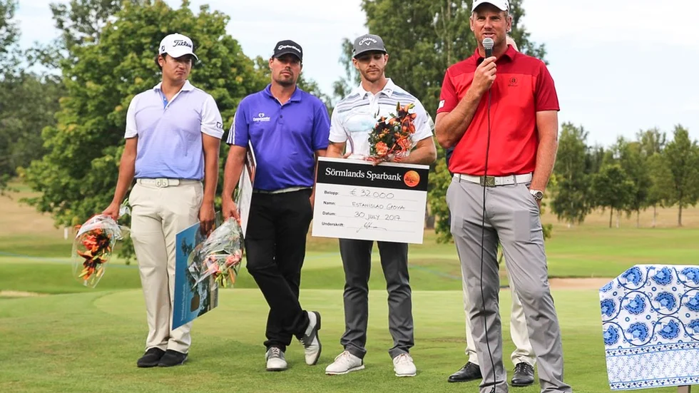 Robert Karlsson håller tal under prisutdelningen. Från vänster Sihwan Kim, Mikael Lundberg, Estanislao Goya och Robert Karlsson.