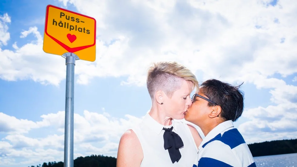 Åsa Levander, till vänster, tipsade kommunen om att sätta upp en "pusshållplats". Nu är den på plats vid Djulöbadet och Åsa passar på att ge Josefin Andersson en puss.