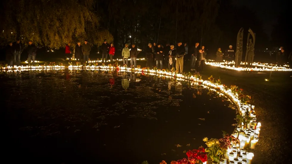 På Nya kyrkogården brukar minneslundarna fyllas av tända ljus.