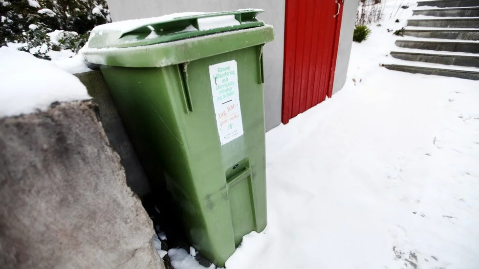 Det är bland annat på grund av den senaste tidens väderförhållanden med snö och halka som sophämtningen har försenats.