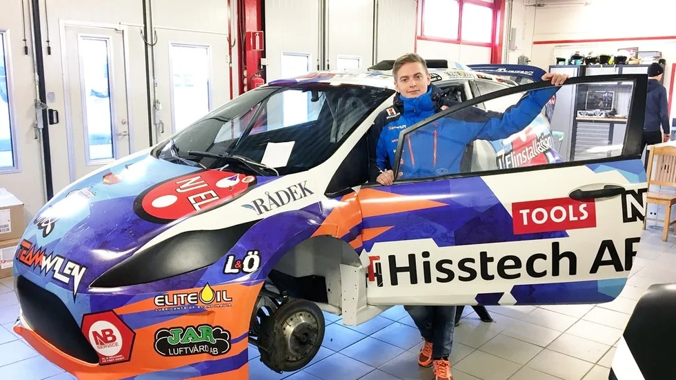 Här syns Eskilstunakillen Pelle Wilén tillsammans med sin inhyrda bil som kostar 1,8 miljoner kronor.