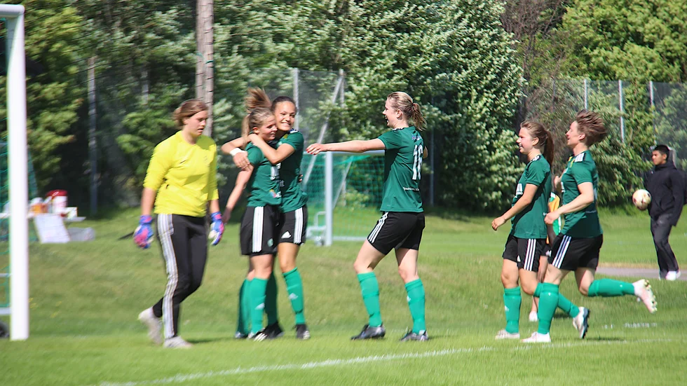 Stina Roswall gratuleras till 3-0-målet av Sheela Da Silva, 2-0-skytten. Rebecka Hemlin och övriga skyndar till för att fira att tredje raka segern är nära.