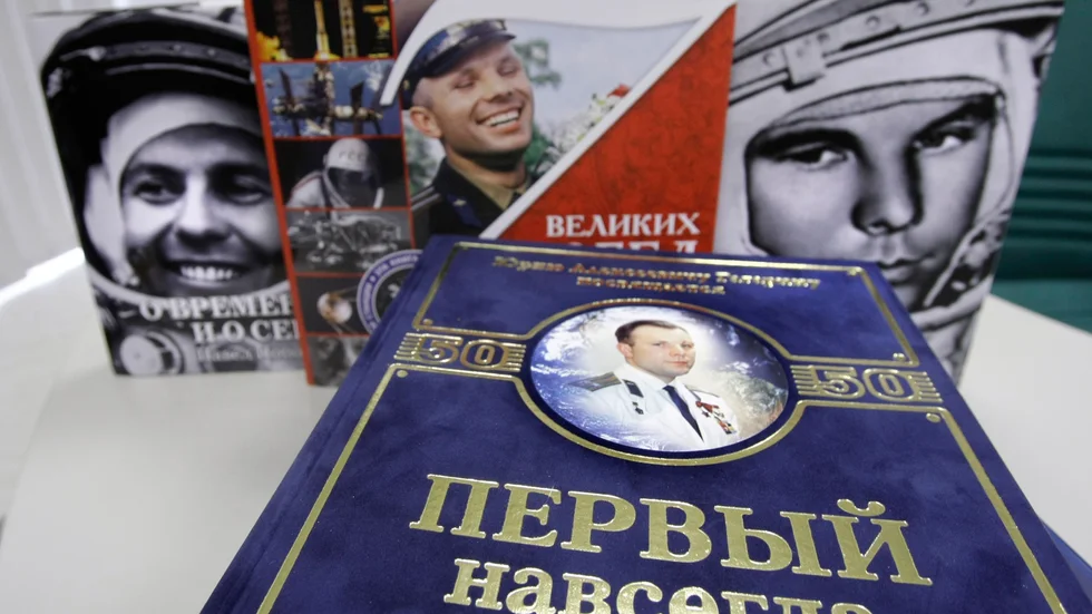 Ryska böcker, som här om Jurij Gagarin, får inte längre importeras i Ukraina. Arkivbild.