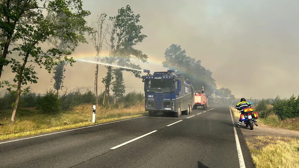 Släckningsarbete utanför byn Treuenbrietzen i Tyskland under söndagen.