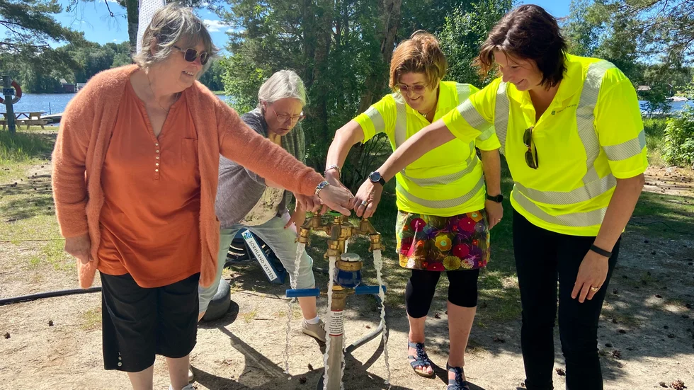 Vattnet sprutade när Anneli Bengtsson (S), kommunstyrelsens ordförande i Vingåker, tillsammans med representanter från Sörmland vatten och bostadsföreningen vred på kranen under invigningen. Tur var väl det. 