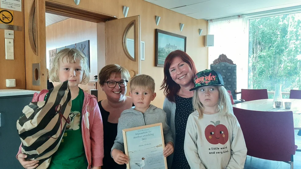 Alviks förskola fick ta emot ett delat stipendium för hållbar utveckling. Samuel Forssander, Olle Gustavsson och Tyra Johansson samt förskollärarna Ulrika Lindvall Isaksson och Magdalena Siverhall tog emot det.