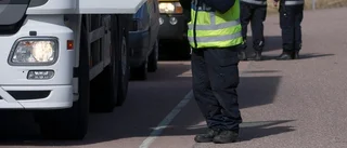 Lastbilschauffören höll på med surfplattan på motorvägen – märkte inte att polisen var efter honom