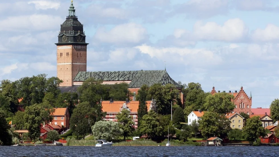 Varför måste anställda i Svenska kyrkan åka till Örebro och ha möte, undrar signaturen Olof.