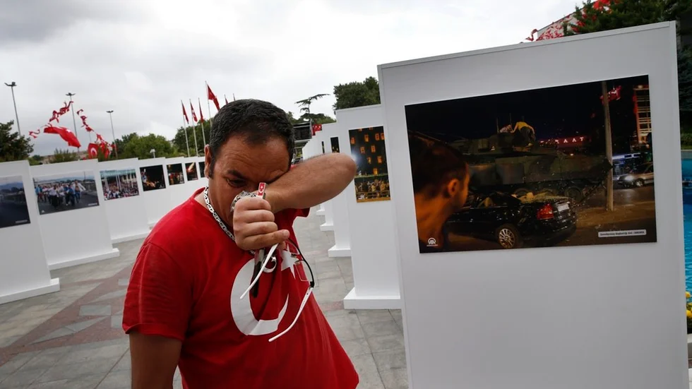 Den 15 juli är årsdagen av kuppförsöket som förra året inträffade i Istanbul, Turkiet. Nu uppmanar 32 publicister president Recep Tayyip Erdoğan, att omedelbart frige samtliga yttrandefrihetsfångar och journalister. Bilden är från en fotoutställning som uppmärksammar dagen i Istanbul.