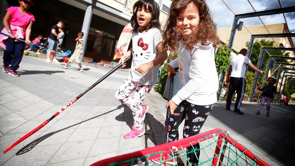 Maria Jansem, 6 år, och Naima Åström Kassem, 6 år, gillar innebandy.