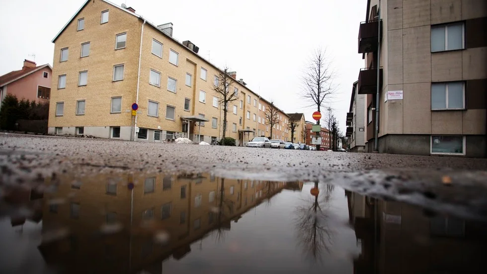En person som promenerade på Tegnérvägen blev enligt anmälan skuren i fingret av en okänd gärningsman. 