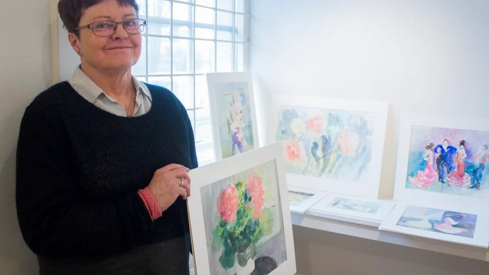 Charlotte Wihlborg var med och såg till att mamma Karin Wihlborgs konst kom på plats i Konstmagasinet i Katrineholm på torsdagen.