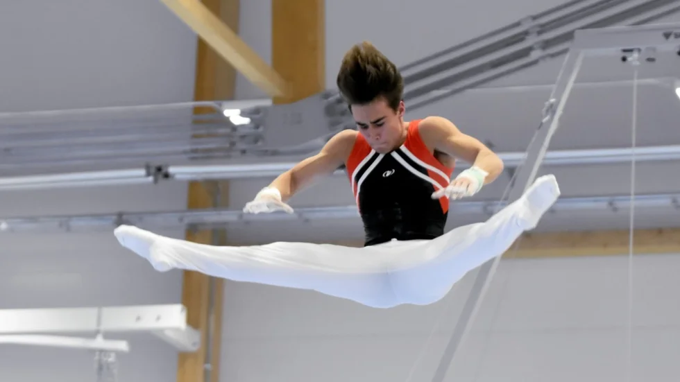 Marcus Stenberg från Luleå vann SM-guld i räck under tisdagens grenfinalerna i artistisk gymnastik.