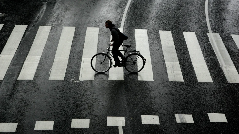 Vid en cykelöverfart har bilförare väjningsplikt mot cyklande som är ute på eller just ska färdas ut på cykelöverfarten.