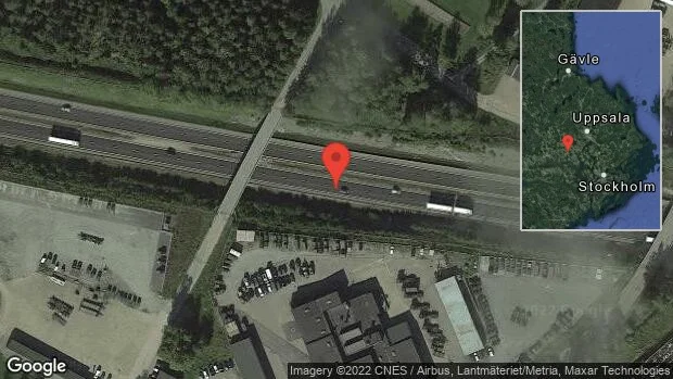 Personbil stillastående på E18