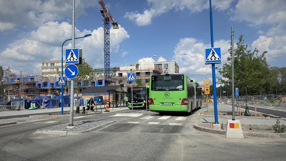 Tre busslinjer kör sedan några månader genom Rosendal. Uppsala kommun och Upplands lokaltrafik har nu enats om att ta bort sex av de elva fartguppen på Torgny Segerstedts allé, där bussarna går. 