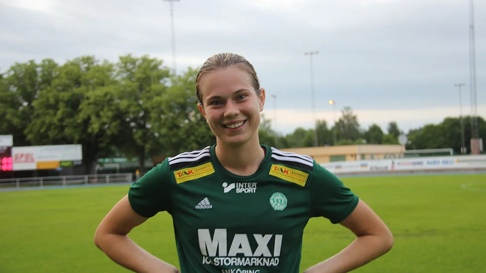 Rebecka Hemlin dröjer sig kvar på Enavallen efter matchen mot Gimo, den sista inför uppehållet. Hon har gjort det viktiga 1-0-målet och gjort en ny bra insats och toppar listan över spelarbetygen i vår.