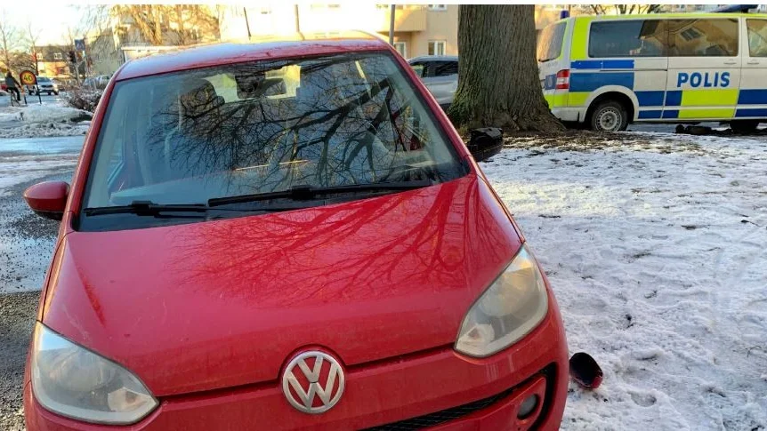 En 22-årig man har åtalats för att ha sparkat sönder backspegeln på en bil i centrala Linköping. (Bilden är hämtad ur förundersökningen.) 