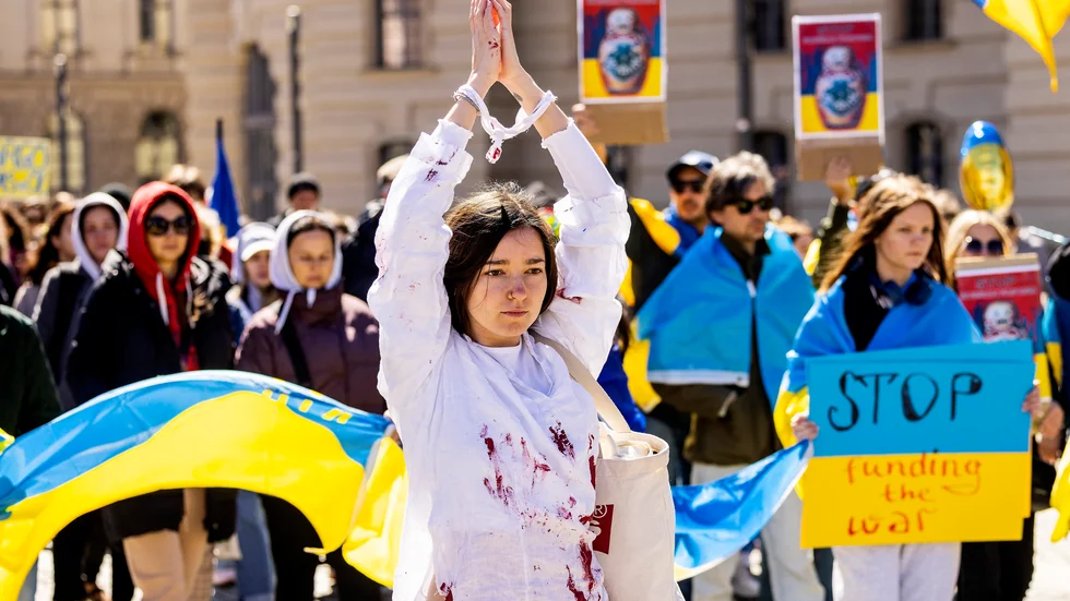 Människor i Tysklands huvudstad Berlin demonstrerar mot kriget i Ukraina under parollen "Marschera för sann fred i Ukraina", i mitten av april.