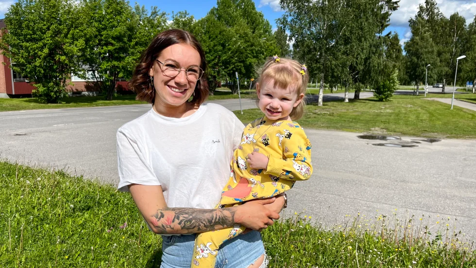Holley Lindh ska fira midsommar med mamma Malin Söderberg och resten av familjen. "Vi ska fika och leka i parken", säger Holley. Mest längtar hon dock till nästa vecka då hon fyller 3 år. "Då får man tårta och paket!" säger hon.
