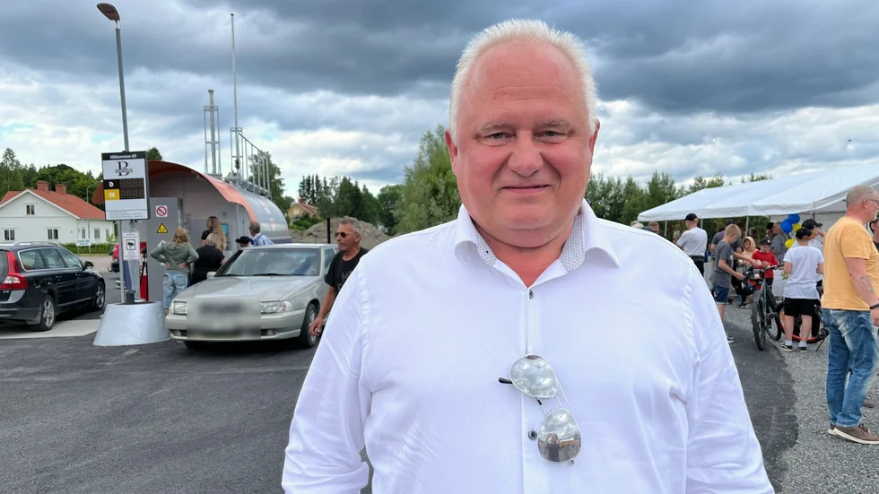 Staffan Boman är sedan tidigare bensinmacksägare i Östervåla, och numera också vd och delägare av företaget Sala skåp.                      