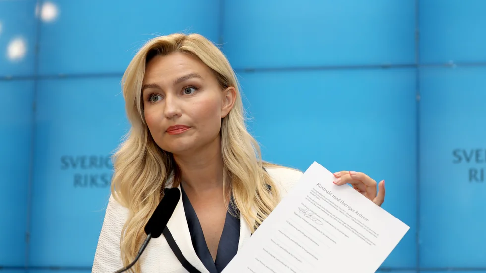 Ebba Busch (KD) håller upp sitt abortkontrakt. Kanske kan KD:s panik ursäktas då många väljare inte verkar tro på att partiet verkligen står bakom abortlagstiftningen. Så är dock fallet.