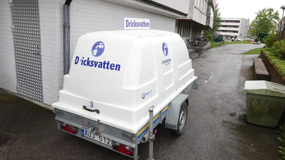 En dricksvattentank vid ett äldreboende i Nyköping, när vattenrören torrlagts av en läcka i början av juni.