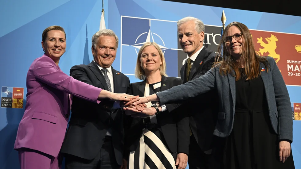 De nordiska ländernas ledare, frv; Danmarks statsminister Mette Frederiksen, Finlands president Sauli Niinistö, Sveriges statsminister Magdalena Andersson, Norges statsminister Jonas Gahr Støre och Islands statsminister Katrín Jakobsdóttir på Natos toppmöte i Madrid.