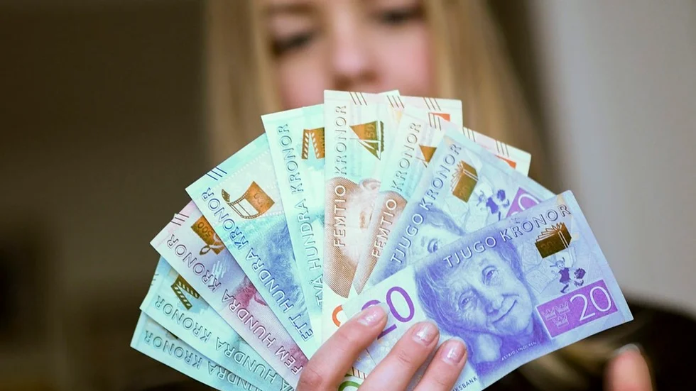 Sedlar direkt i handen, som lön eller ersättning för ROT-jobb lämnar inga spår hos girosystem eller banker – att påståenden om sådana spårlösa betalningar godtas  i intyg som leder till utbetalningar  från myndigheter underlättar flera former av bedrägerier.